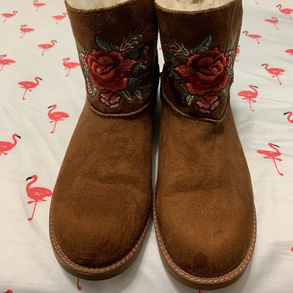 Rock & Candy Embroidered camel color suede boots with fake fur inside size 8